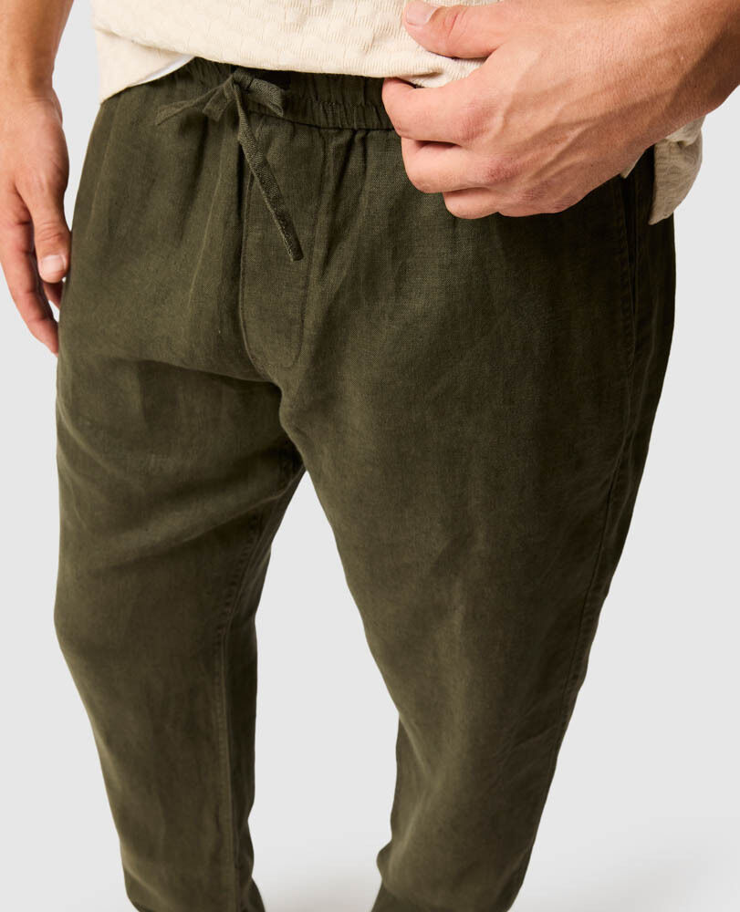 Resort-Hose aus Leinen, DUNKLES OLIV, Flat Lay