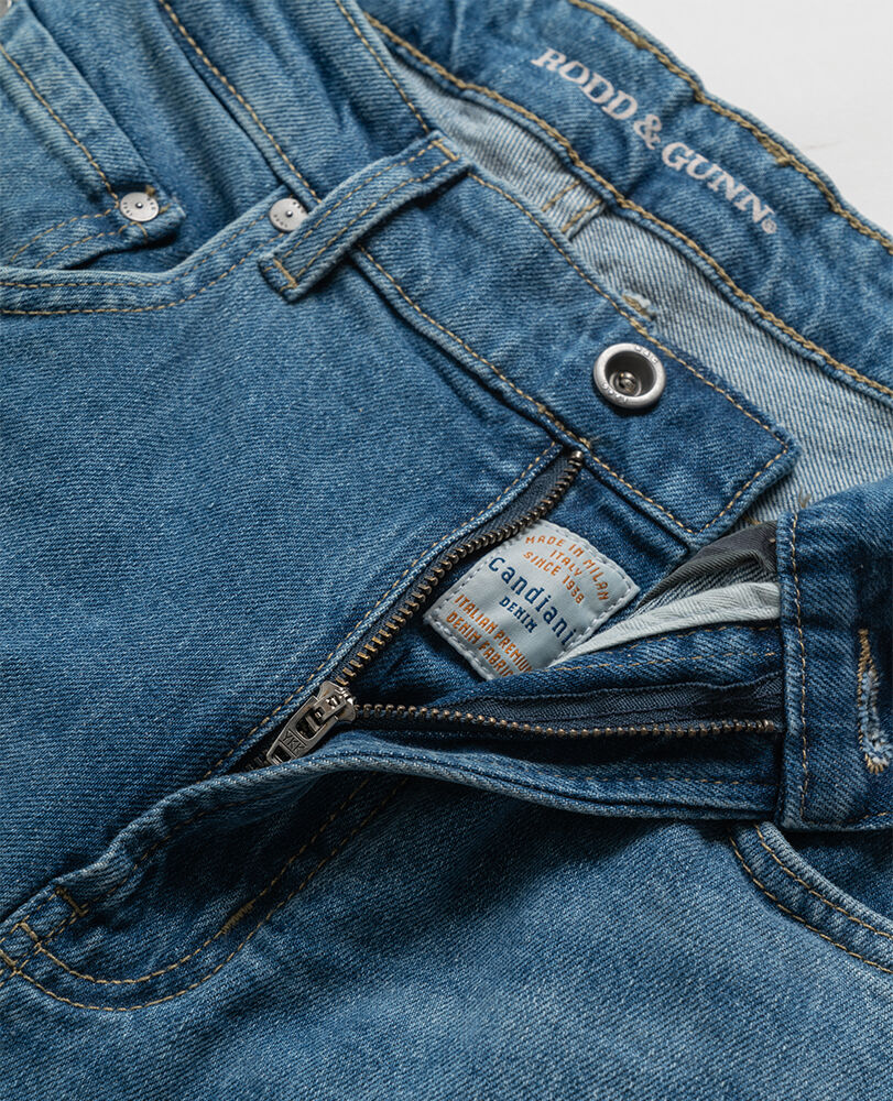 Jeans Timaru in entspannter Passform aus italienischem Denim, HELLBLAU, Back